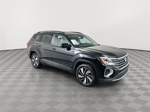 Used 2024 Volkswagen Atlas SE image 2