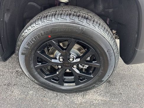 New 2025 Jeep Grand Cherokee Altitude image 4