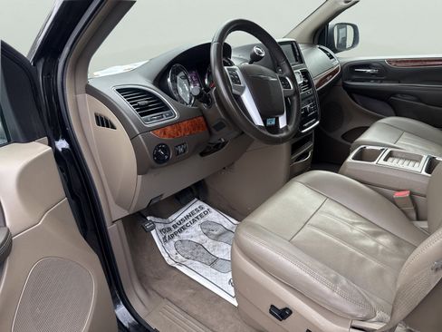 Used 2016 Chrysler Town & Country Touring image 17