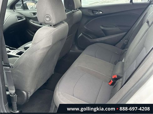 Used 2018 Chevrolet Cruze LT w/ Convenience Package image 9