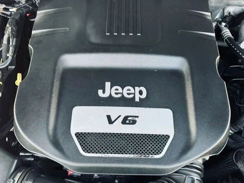 Used 2014 Jeep Wrangler Unlimited Sahara w/ Dual Top Group AWD/4WD image 33