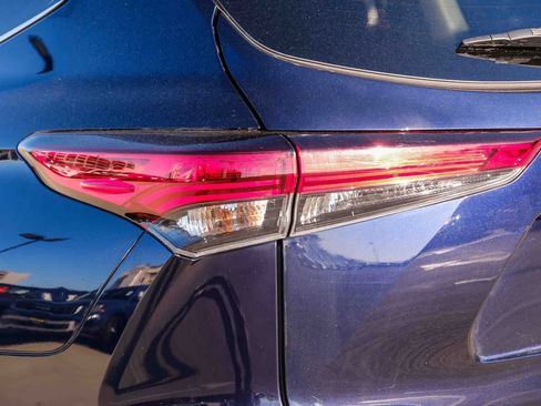 Used 2023 Toyota Highlander LE AWD/4WD image 7