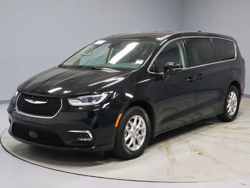 Used 2024 Chrysler Pacifica Touring-L FWD image 8