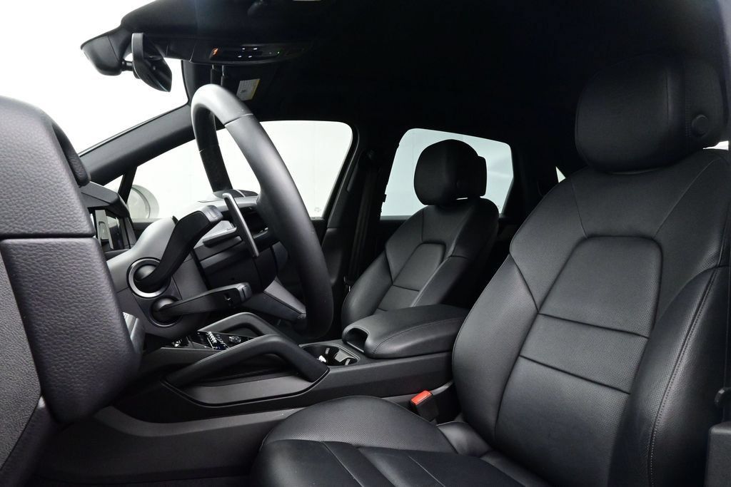 Certified 2025 Porsche Cayenne AWD/4WD image 5