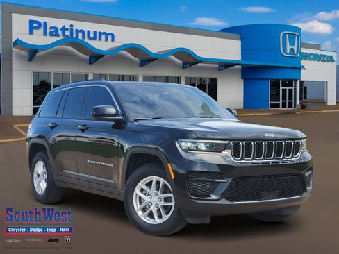 Used 2025 Jeep Grand Cherokee Laredo X RWD image 1
