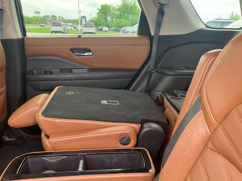 Used 2024 Nissan Pathfinder Platinum AWD/4WD image 41