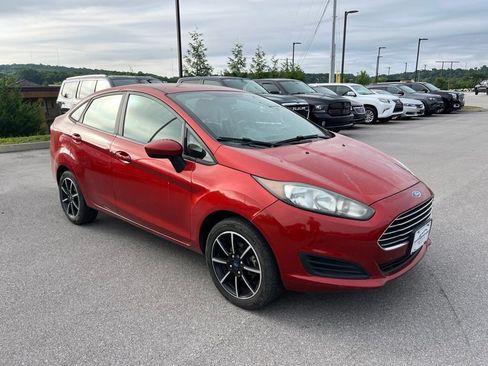 Used 2019 Ford Fiesta SE FWD image 2