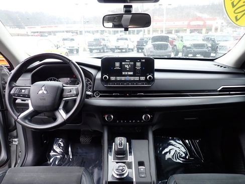 Used 2022 Mitsubishi Outlander SE image 16