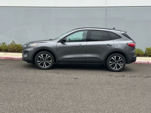 Used 2021 Ford Escape SE w/ SE Sport Appearance Package image 4