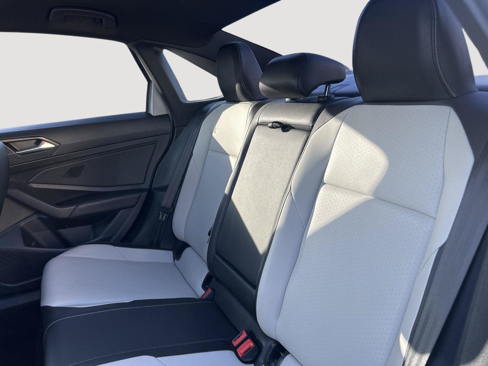Used 2019 Volkswagen Jetta R-Line w/ R-Line Cold Weather Package FWD image 8