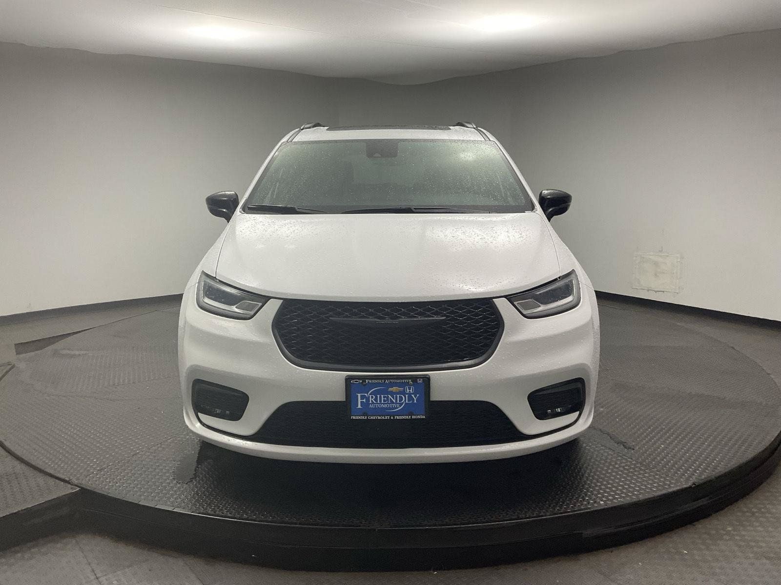 Used 2025 Chrysler Pacifica Limited FWD image 2