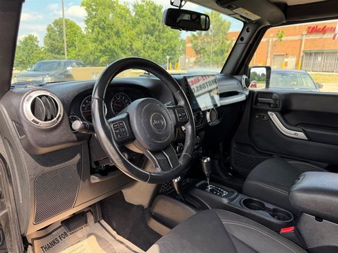 Used 2016 Jeep Wrangler Unlimited Sahara w/ Connectivity Group AWD/4WD image 12