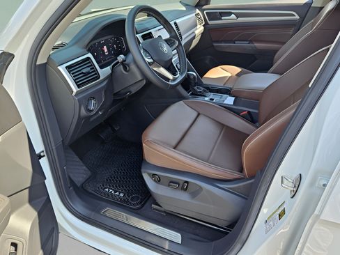 Used 2023 Volkswagen Atlas SE w/ Black Wheel Package FWD image 13