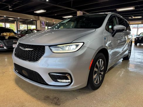 Used 2023 Chrysler Pacifica Touring-L FWD image 3