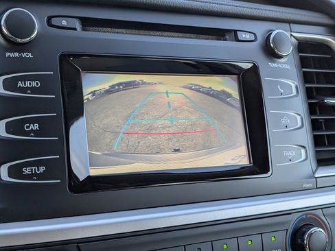 Used 2014 Toyota Highlander LE image 16