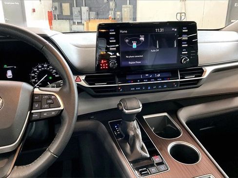 Used 2021 Toyota Sienna XLE image 9