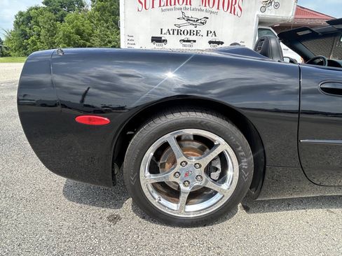 Used 2004 Chevrolet Corvette Convertible w/ Preferred Equipment Group RWD image 17