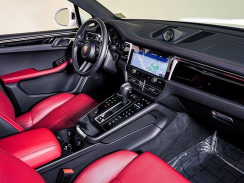 Certified 2025 Porsche Macan AWD/4WD image 14