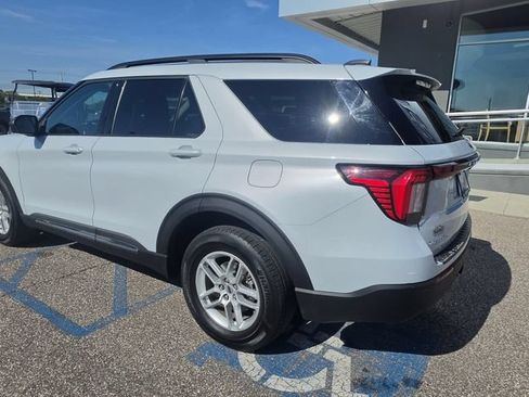 Used 2025 Ford Explorer Active AWD/4WD image 7