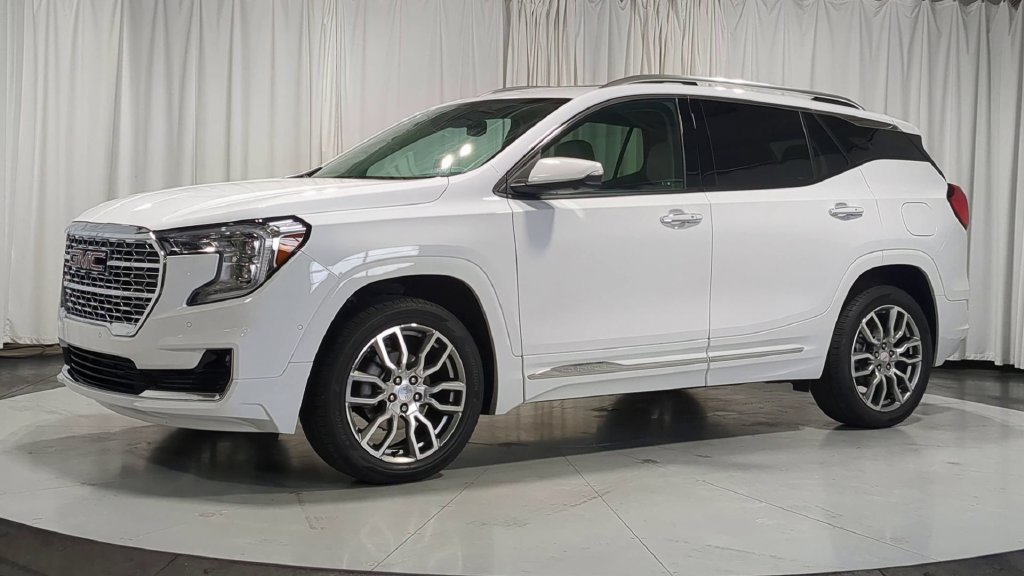 Used 2024 GMC Terrain Denali w/ Denali Premium Package AWD/4WD image 4