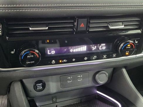Certified 2025 Nissan Rogue SL FWD image 30