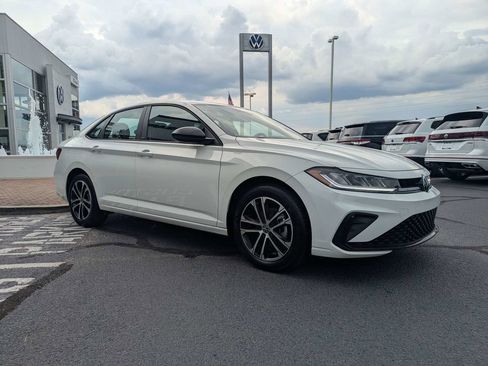 Certified 2025 Volkswagen Jetta Sport FWD image 3