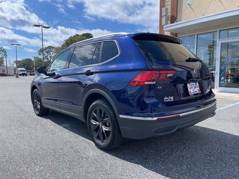 Used 2024 Volkswagen Tiguan SE w/ Panoramic Sunroof Package image 2