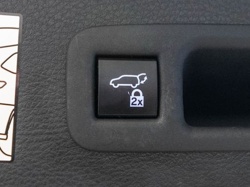 Certified 2024 Toyota Sienna XLE FWD image 37