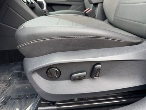 Used 2024 Volkswagen Taos SE image 16