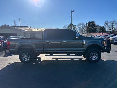 Used 2017 Ford F250 Lariat w/ Chrome Package image 4