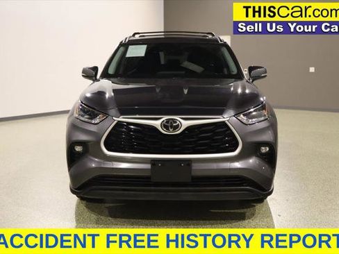 Used 2021 Toyota Highlander XLE FWD image 3