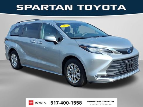 Used 2023 Toyota Sienna XLE w/ XLE Plus Package AWD/4WD image 4