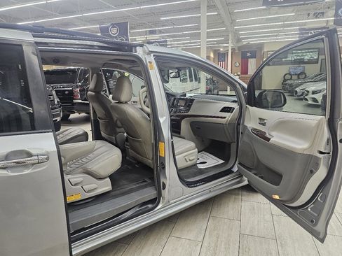 Used 2014 Toyota Sienna XLE FWD image 13