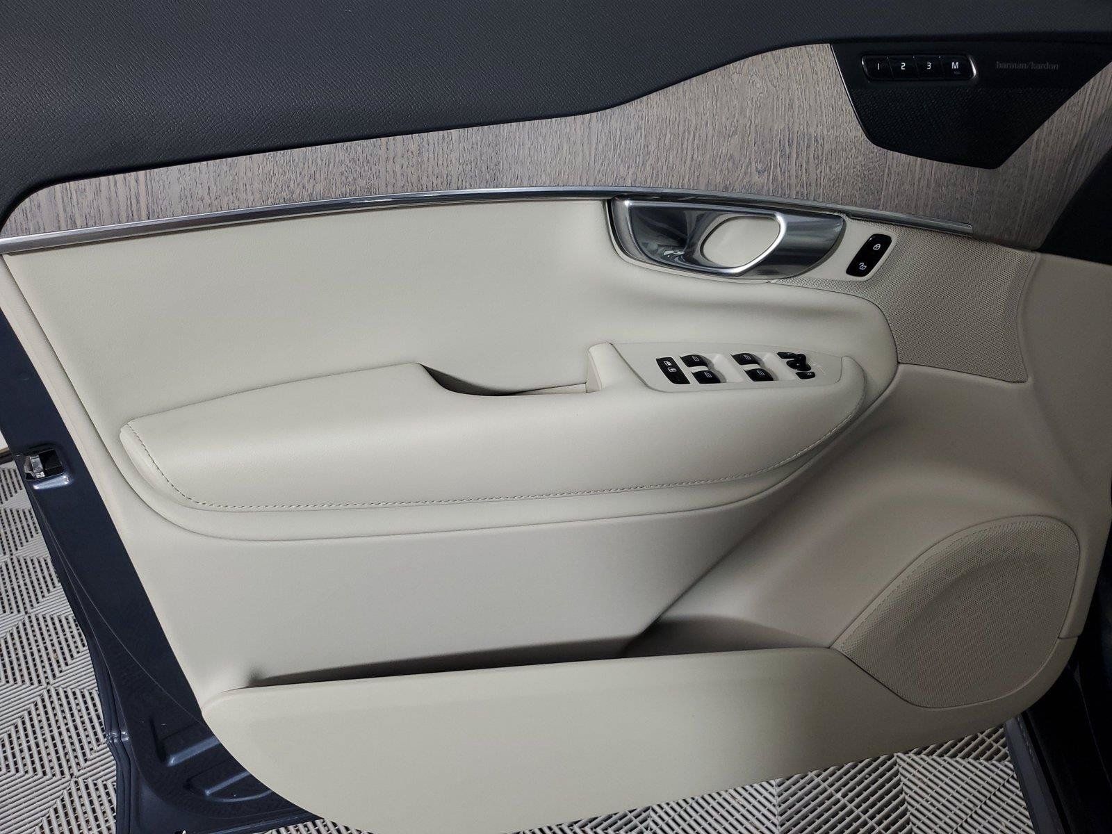 Certified 2024 Volvo XC90 T8 Plus AWD/4WD image 16