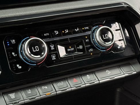 Used 2024 GMC Sierra 2500 AT4 image 17