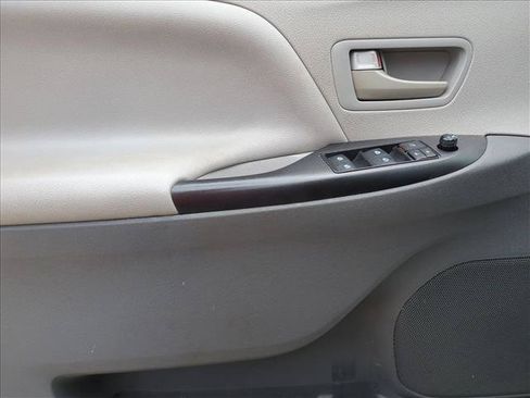 Used 2019 Toyota Sienna L FWD image 8