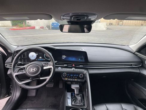 Used 2025 Hyundai Elantra Limited image 32