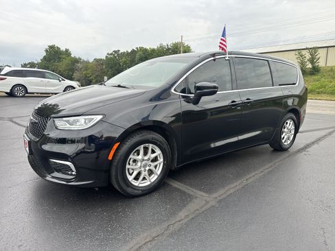 Used 2023 Chrysler Pacifica Touring-L FWD image 2
