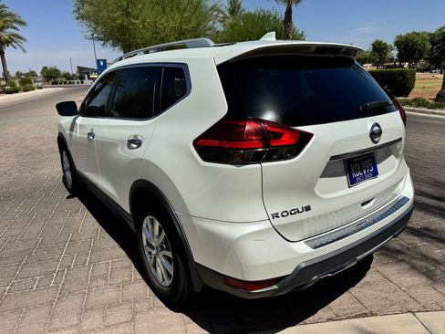 Used 2017 Nissan Rogue SV w/ Sun & Sound Touring Package FWD image 4