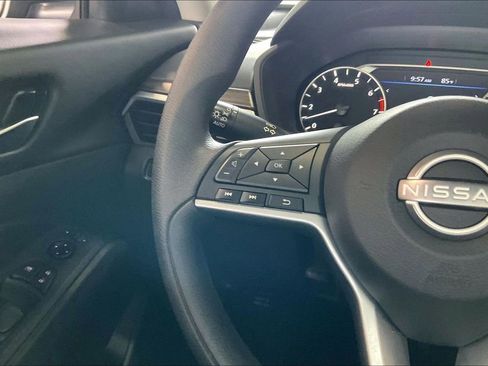 Used 2025 Nissan Altima 2.5 SV FWD image 8