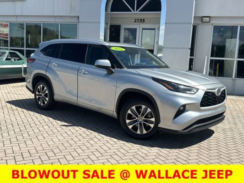Used 2022 Toyota Highlander XLE image 2
