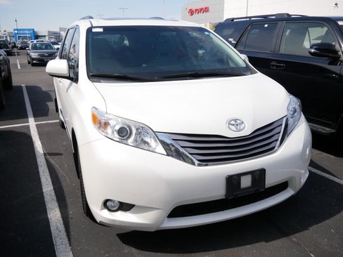 Used 2016 Toyota Sienna XLE w/ XLE Navigation Package FWD image 3