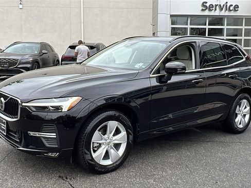 Used 2022 Volvo XC60 B5 Momentum w/ Climate Package image 1