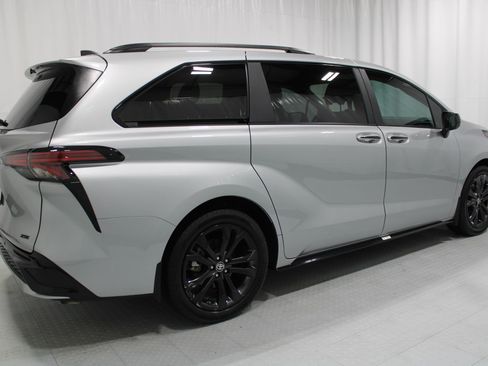 Used 2025 Toyota Sienna XSE w/ XSE Plus Package FWD image 5