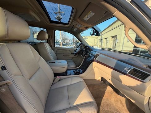 Used 2011 Cadillac Escalade Premium image 11