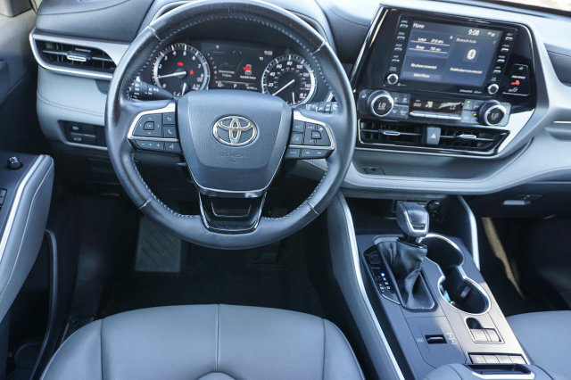 Used 2021 Toyota Highlander XLE FWD image 17
