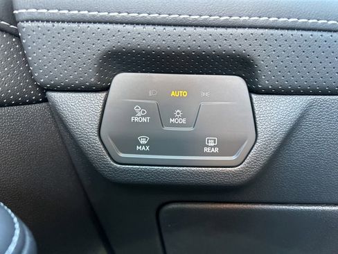 Certified 2025 Volkswagen Atlas SEL Premium R-Line image 32