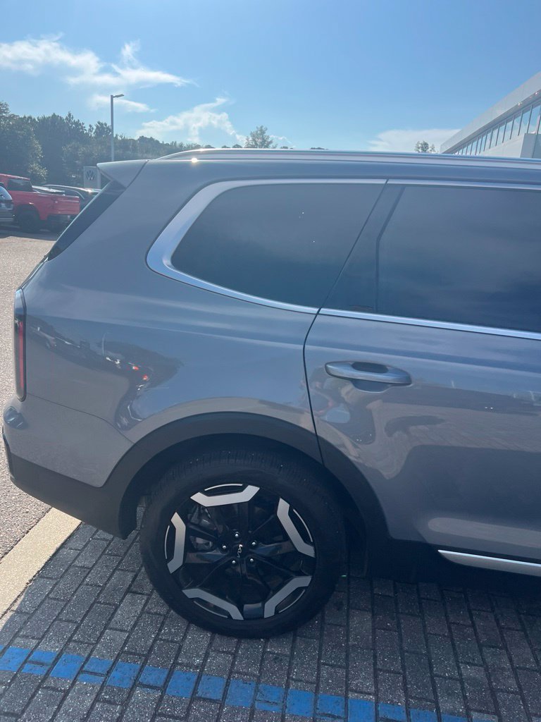 Used 2025 Kia Telluride EX w/ EX Captain's Chair Package FWD image 8