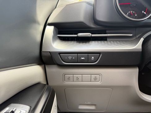 Used 2024 Kia Carnival LX image 15