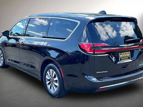 Used 2023 Chrysler Pacifica Touring-L FWD image 4